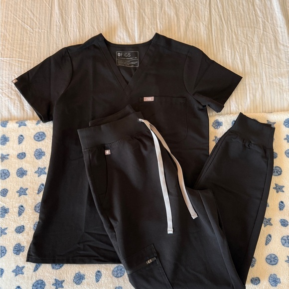 Bundle Figs Black Women's Scrub Top and Joggers - Picture 1 of 3